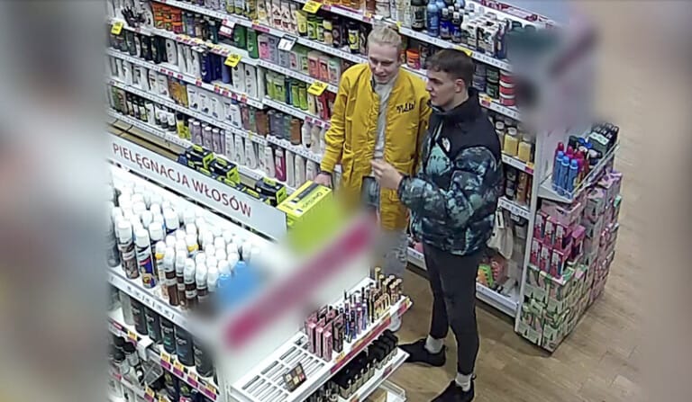 Rozpoznajesz ich? Mogą mieć związek z kradzieżą perfum o wartości 1 tys. zł