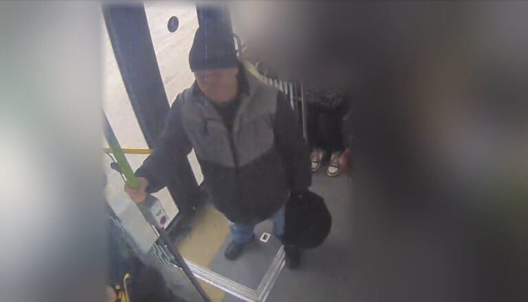 Ten mężczyzna może mieć związek z przywłaszczeniem portfela. Rozpoznajesz go?