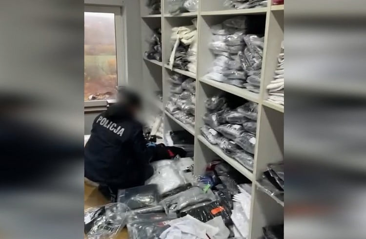 Policja i KAS zlikwidowały magazyn podrobionej odzieży