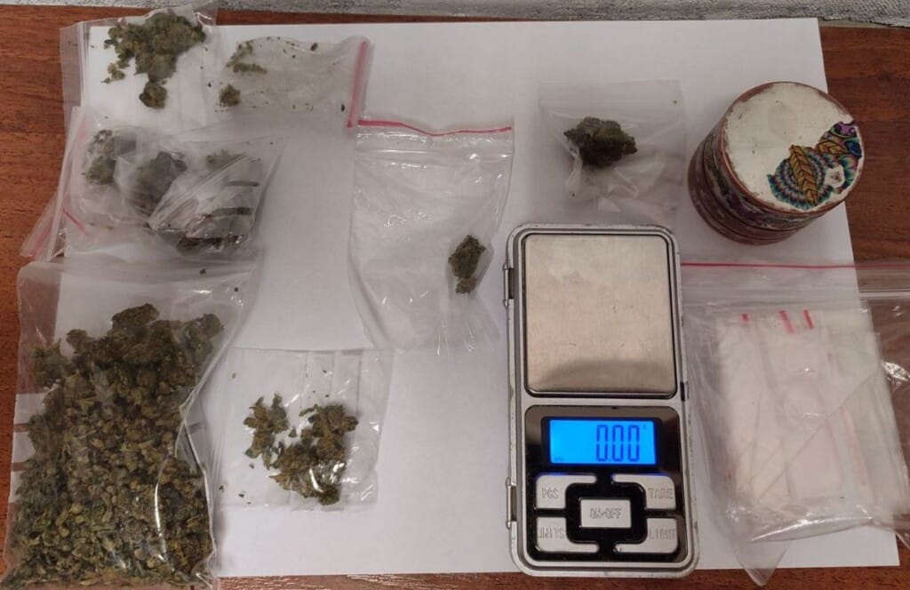 20-latka i 15-latek z narkotykami. Mieli je od 14-latka