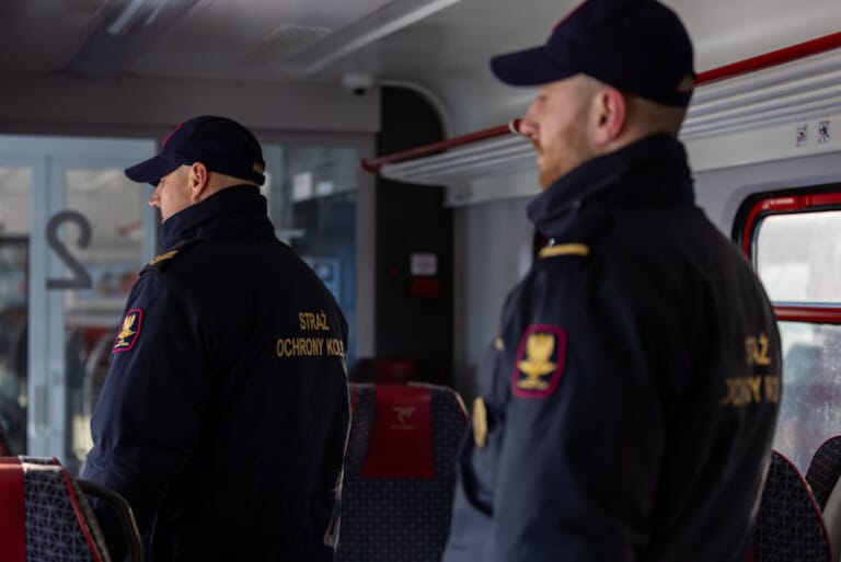 Jechał na gapę i zaatakował kierownika pociągu łamiąc mu nos Jechał na gapę i zaatakował kierownika pociągu łamiąc mu nos