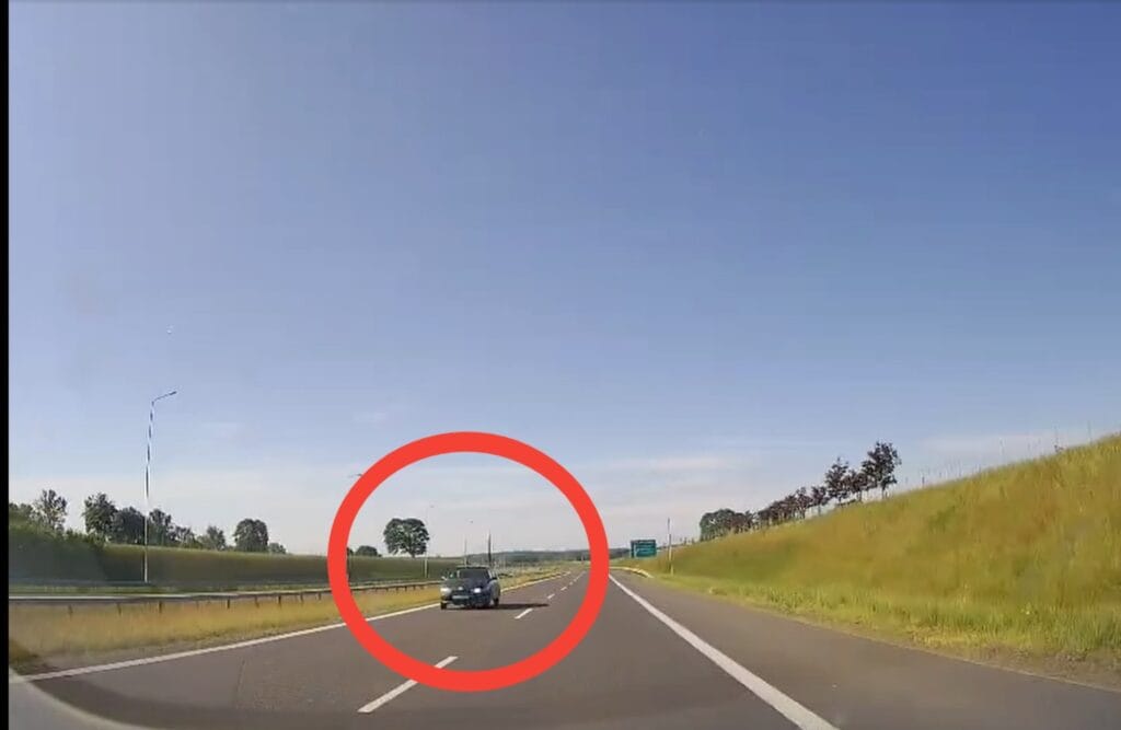 79-latek na ekspresówce "pod prąd" [WIDEO]