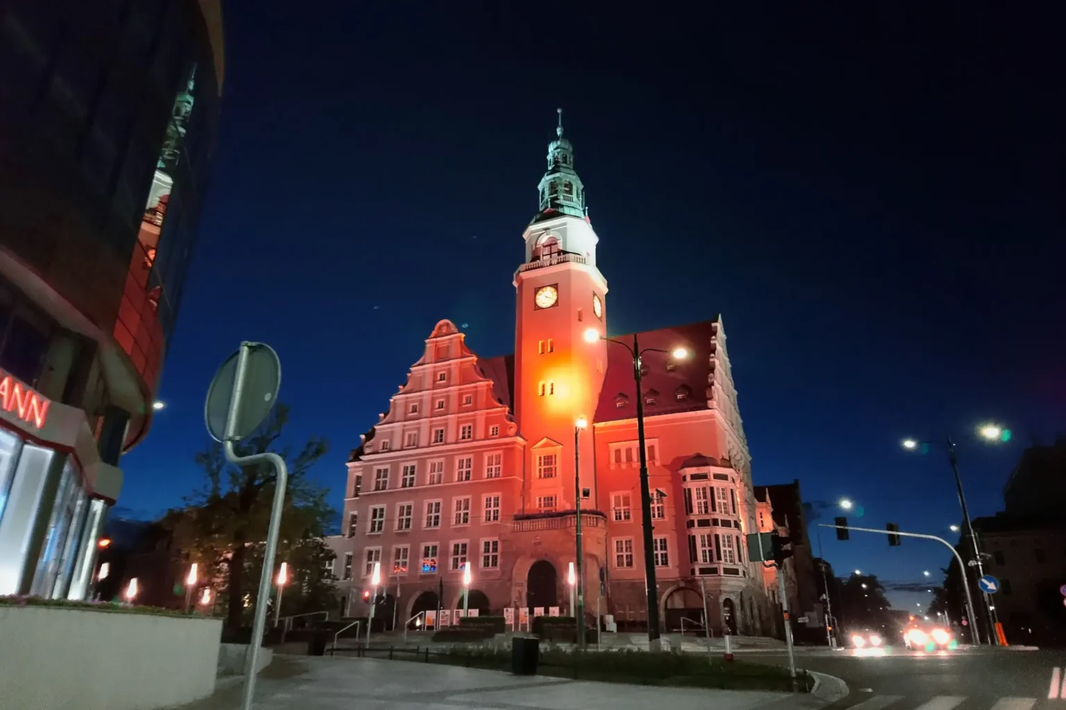 Olsztyński ratusz w czerwieni. Wsparcie kampanii "Dzieciństwo bez przemocy"