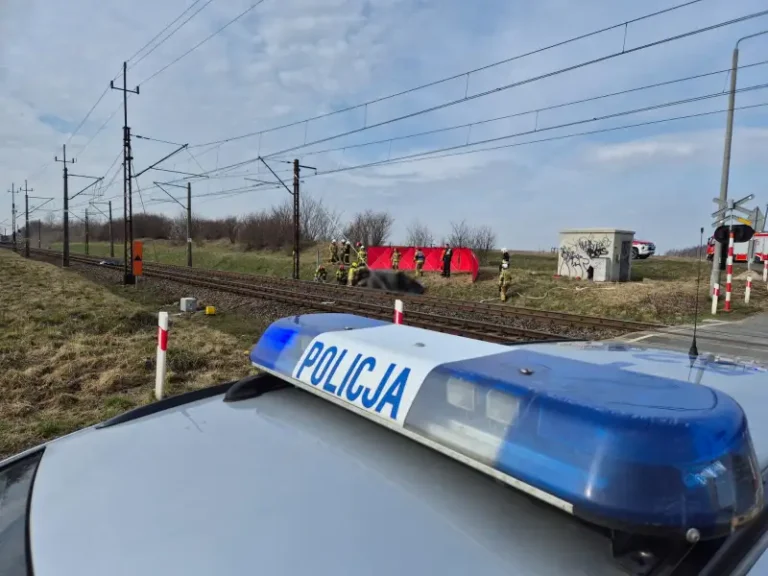 Tragiczny wypadek na przejeździe kolejowym pod Iławą. Nie żyją dwie osoby