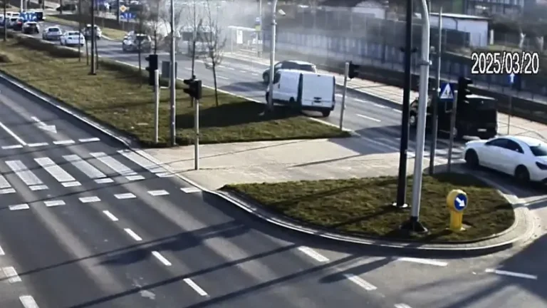 Olsztyn: Auto stanęło w płomieniach na ulicy! Policjanci ruszyli na ratunek [WIDEO]