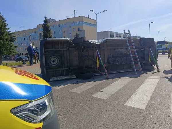 Skradzione audi, policyjny pościg i rozbity bus. 17-latek w rękach policji