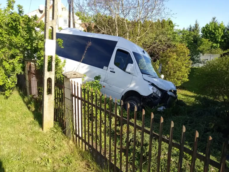 Szkolny bus wypadł z drogi w Łęgajnach. Rannych kilku nastolatków i piesza