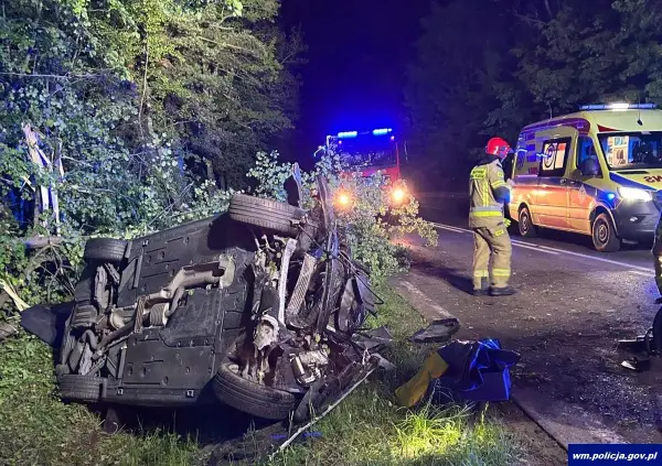 Nocny wypadek na DK51. Młody kierowca w szpitalu po zderzeniu z drzewem