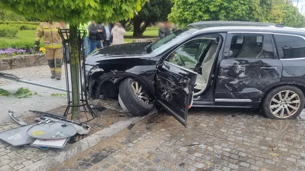 Pijany kierowca staranował urząd miasta. Miał 2 promile i… sporo szczęścia