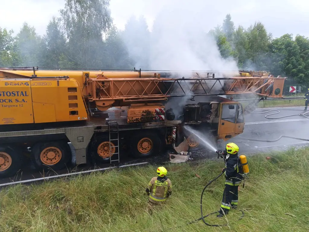 Pożar dźwigu zablokował DK51 – utrudnienia między Spręcowem a Ługwałdem