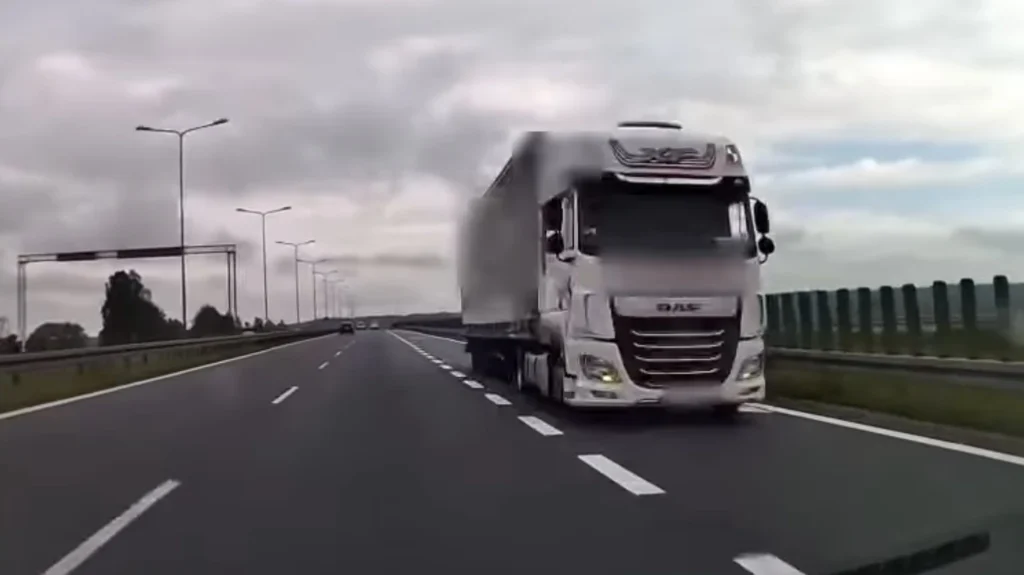 Ciężarówką pod prąd na S7. 65-latek straci prawo jazdy [WIDEO]