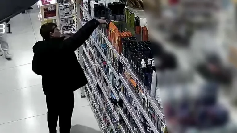 Złodziej z drogerii w akcji – maszynki za ponad 1000 zł w torbie! [WIDEO]