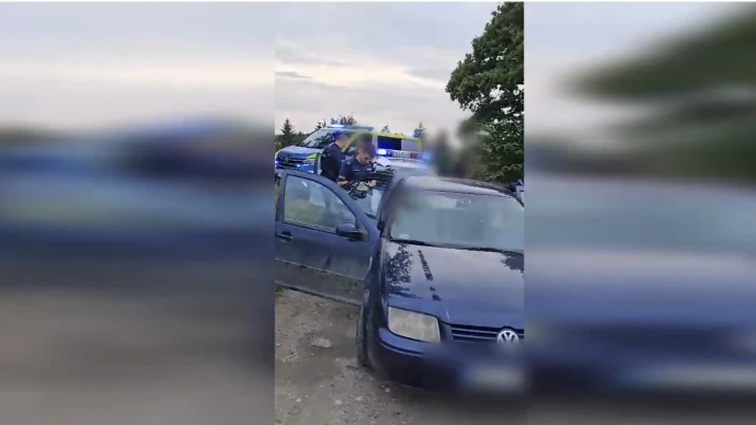Uciekał przed policją z 3 promilami i bez prawa jazdy – pasażerowie też pijani [WIDEO]