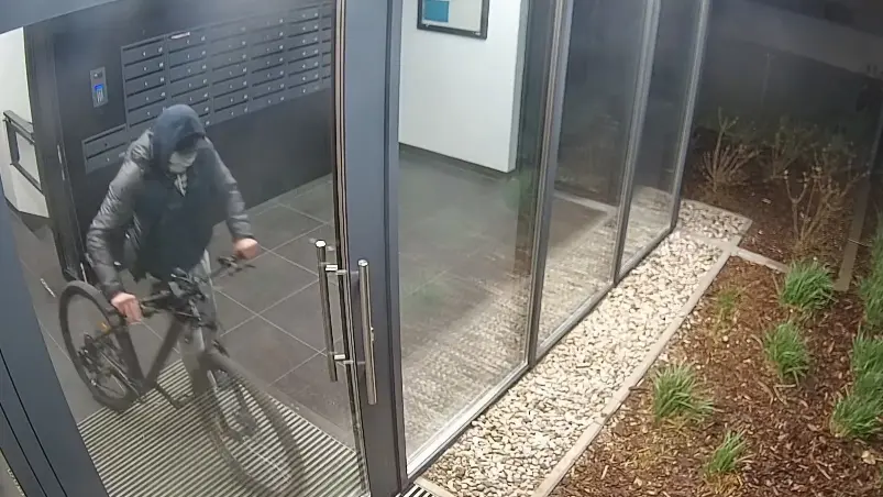 Ukradli rower. Policja publikuje wizerunek sprawców. Rozpoznajesz ich? [WIDEO]