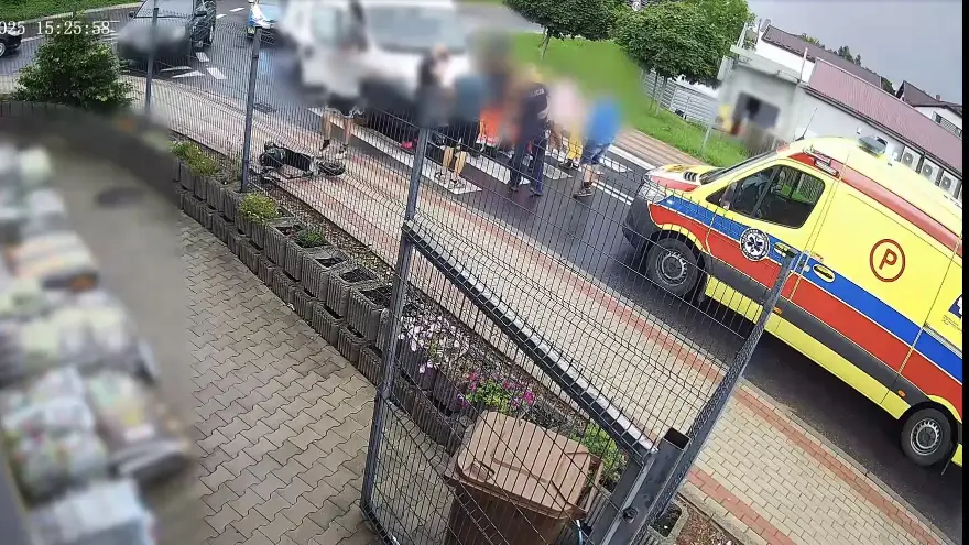 Cudem przeżył. 12-latek na hulajnodze wpadł pod dostawczaka! [WIDEO]
