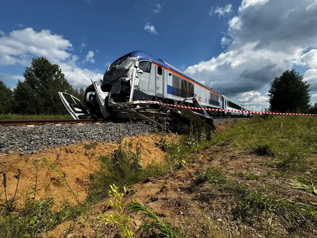 Tragiczny wypadek na przejeździe kolejowym w Olszynach. Zginął kierowca busa