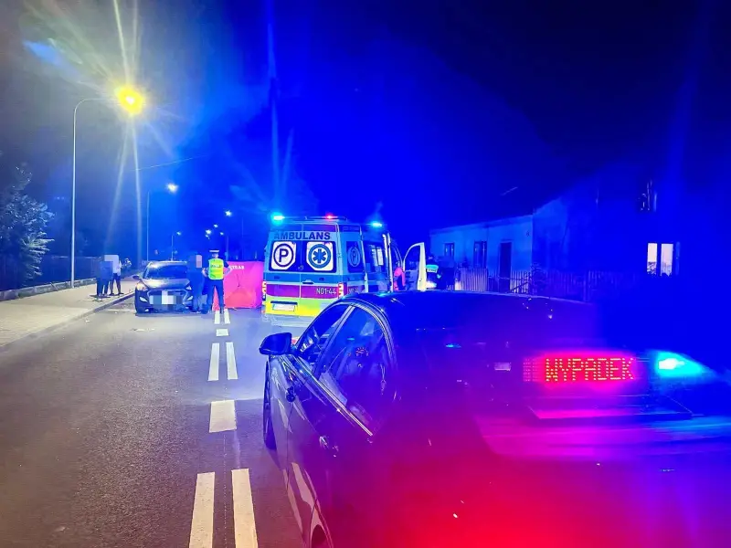 Śmierć na drodze w Rozogach. 78-latek najechał na leżącego mężczyznę