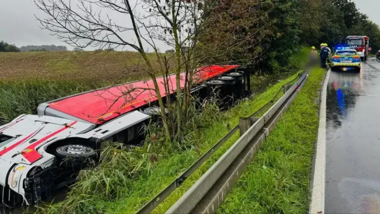 Ciężarówka wpadła do stawu. Policja apeluje o ostrożność Ciężarówka wpadła do stawu. Policja apeluje o ostrożność