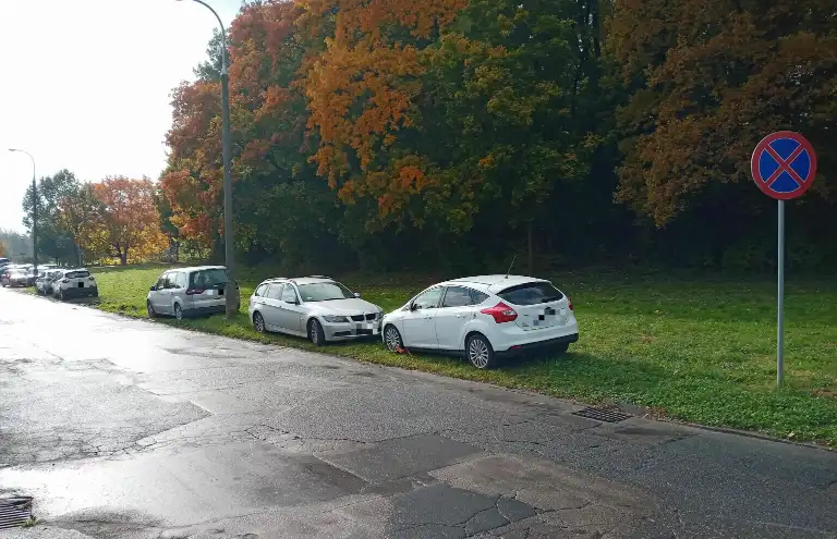 Kortowo pod presją – studenci parkują jak popadnie! Strażnicy mają pełne ręce roboty