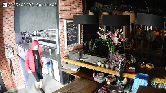Policja szuka mężczyzny z monitoringu. Ukradł wyposażenie restauracji w Olsztynie [WIDEO]