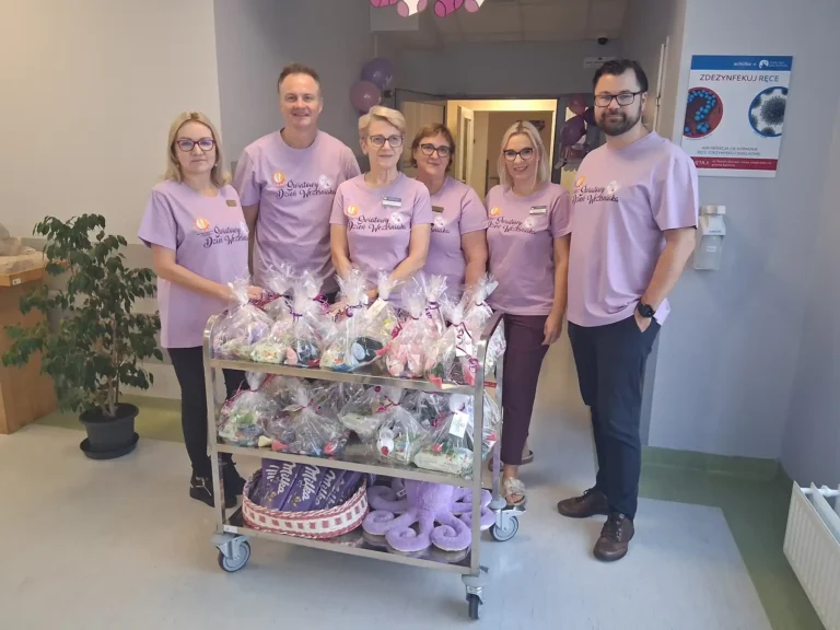 Światowy Dzień Wcześniaka w WSSD w Olsztynie. Szpital w fioletowych barwach wspiera najmłodszych pacjentów