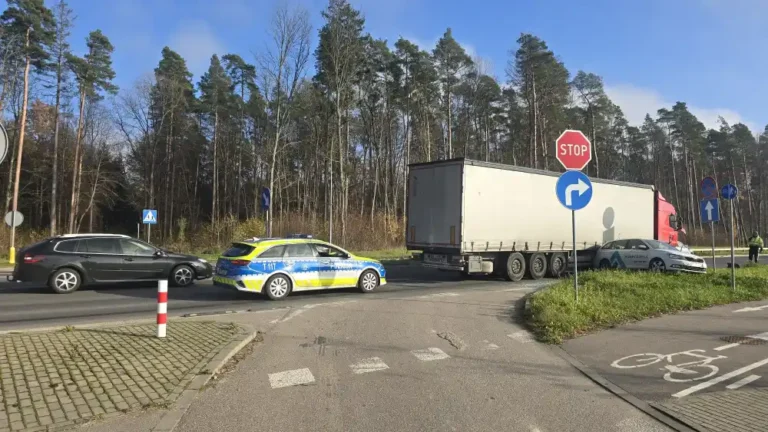 Kolizja na ul. Płoskiego – 18-latka wjechała pod ciężarówkę Płoskiego Olsztyn Wypadek
