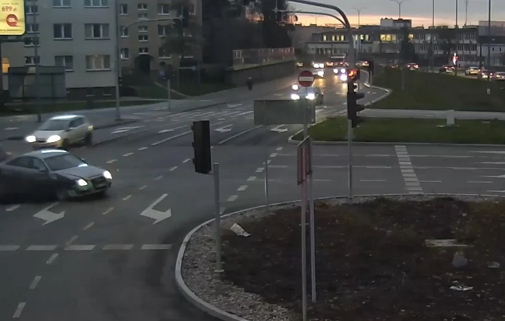 Kolizja na czerwonym świetle ujawniła pijanego kierowcę. Zderzenie przypadkiem zatrzymało drogowego przestępcę [WIDEO]