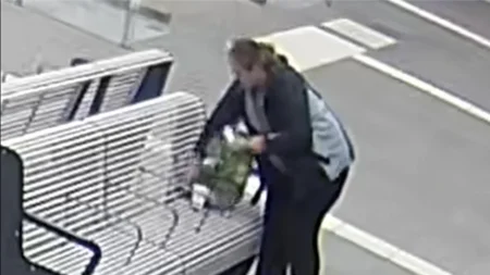 Portfel zniknął w sekundę. Monitoring nagrał kobietę – policja publikuje wizerunek! [WIDEO]