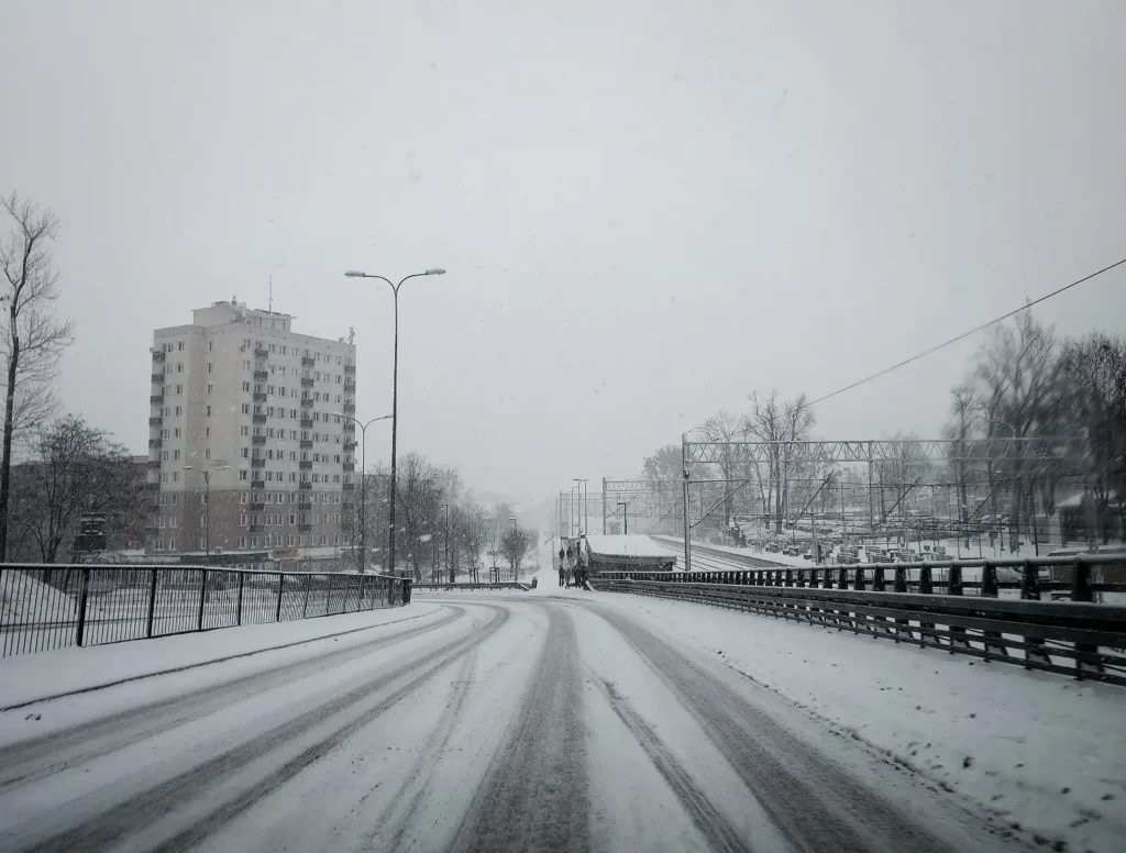 Prawie cała Polska w alertach pogodowych. IMGW ostrzega przed zawiejami i zamieciami śnieżnymi Prawie cała Polska w alertach pogodowych. IMGW ostrzega przed zawiejami i zamieciami śnieżnymi