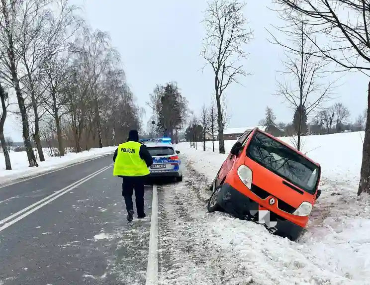 Uwaga kierowcy! Marznący deszcz i gołoledź na drogach. Jest bardzo ślisko