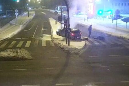 Groźna kolizja w Olsztynie. Pijany kierowca i pasażer z narkotykami w policyjnym areszcie [WIDEO]