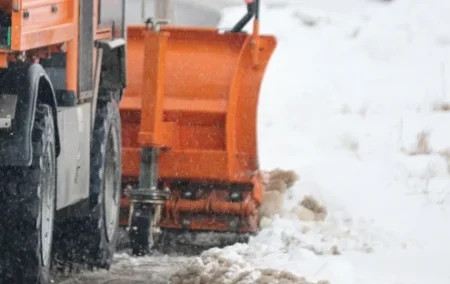 Olsztyn walczy ze śniegiem na parkingach. Ruszyły prace w Śródmieściu Olsztyn walczy ze śniegiem na parkingach. Ruszyły prace w Śródmieściu