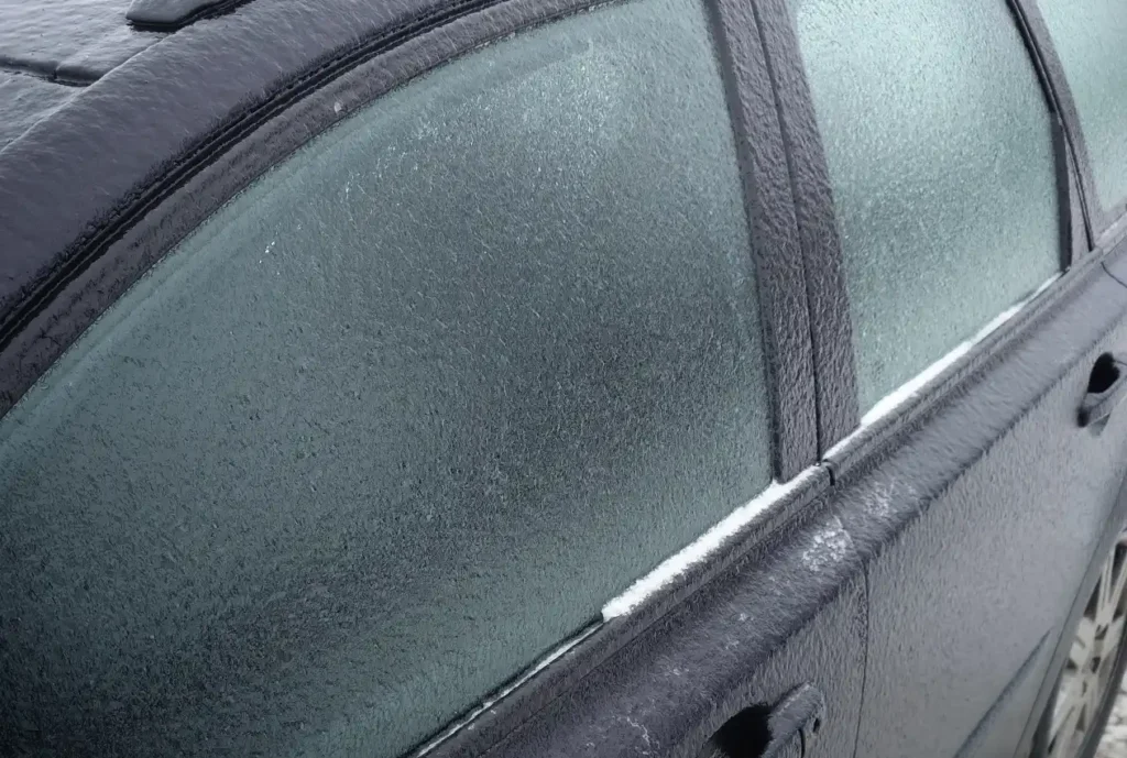 "Szklanka” na drogach w całym kraju. Nadciąga 48 godzin lodowego chaosu