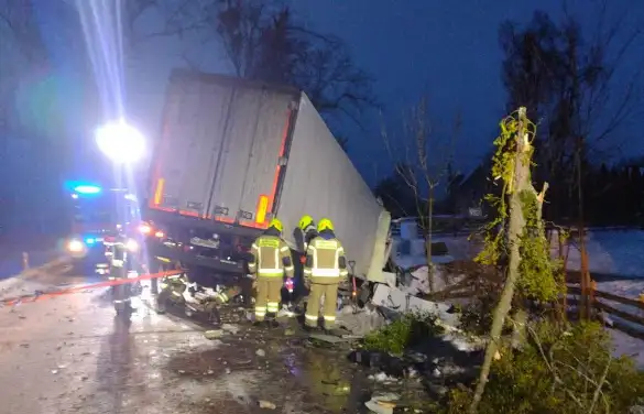 Poważny wypadek na drodze W610. Trasa Ukta–Ruciane-Nida całkowicie zablokowana