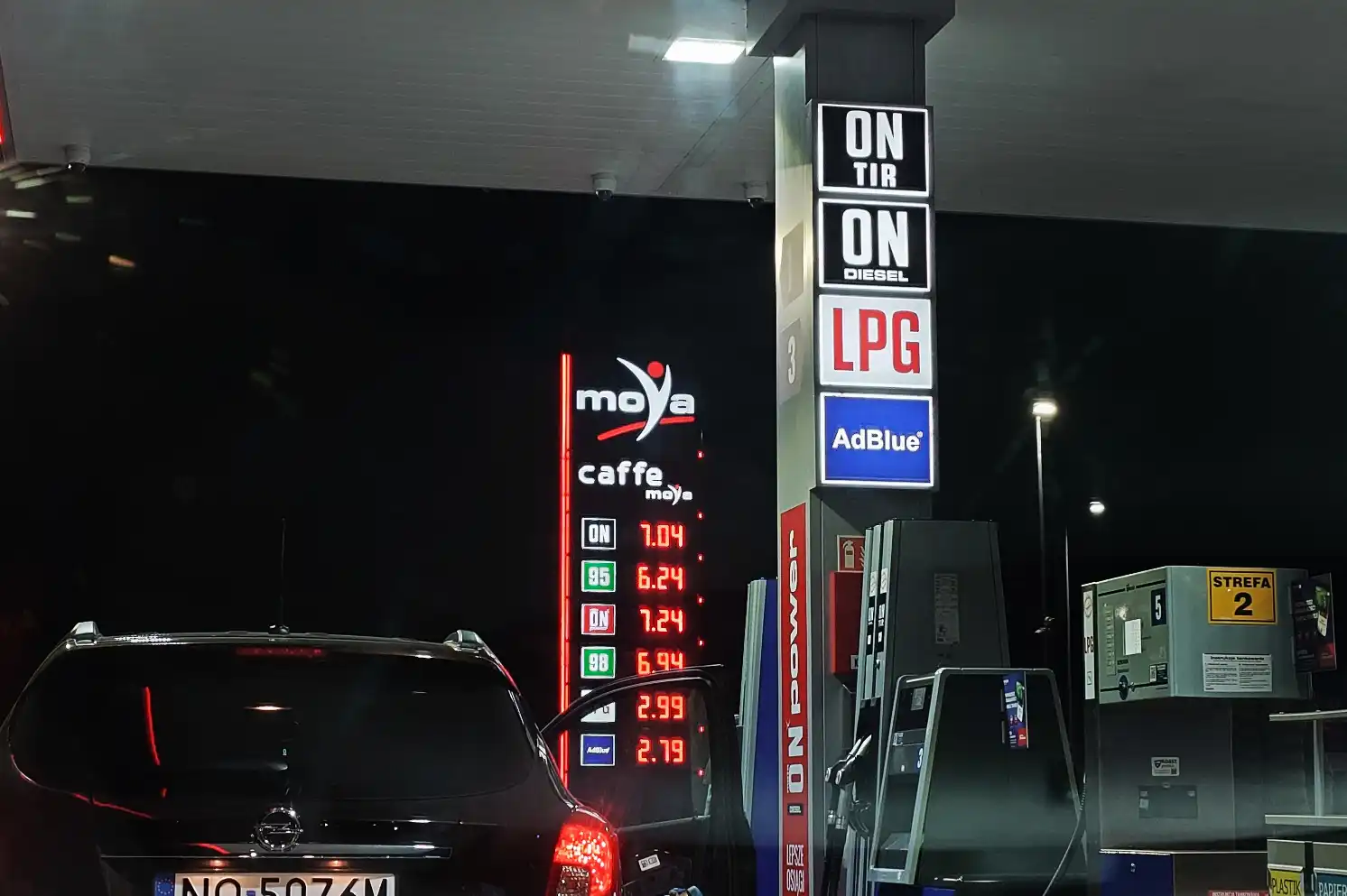 Historyczna obniżka cen paliw. Rząd idzie na całość – VAT i akcyza w dół!