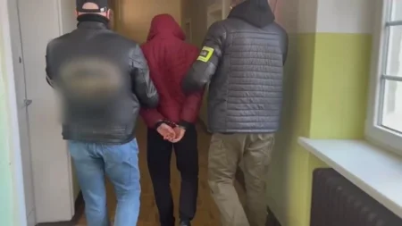 ​Nocny rajd skradzionym Mercedesem zakończony w lesie. 23-latek w rękach policji