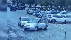 Agresja na drodze w Olecku. Zajechał drogę przed przejściem i ruszył na innego kierowcę [WIDEO]