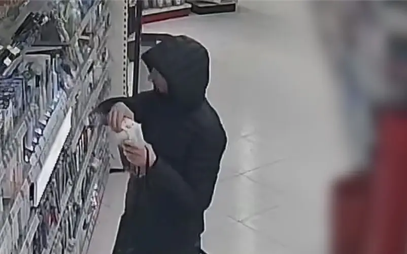 „Czysty” zysk? Policja szuka mężczyzny, który wyniósł szczoteczki z olsztyńskiej drogerii