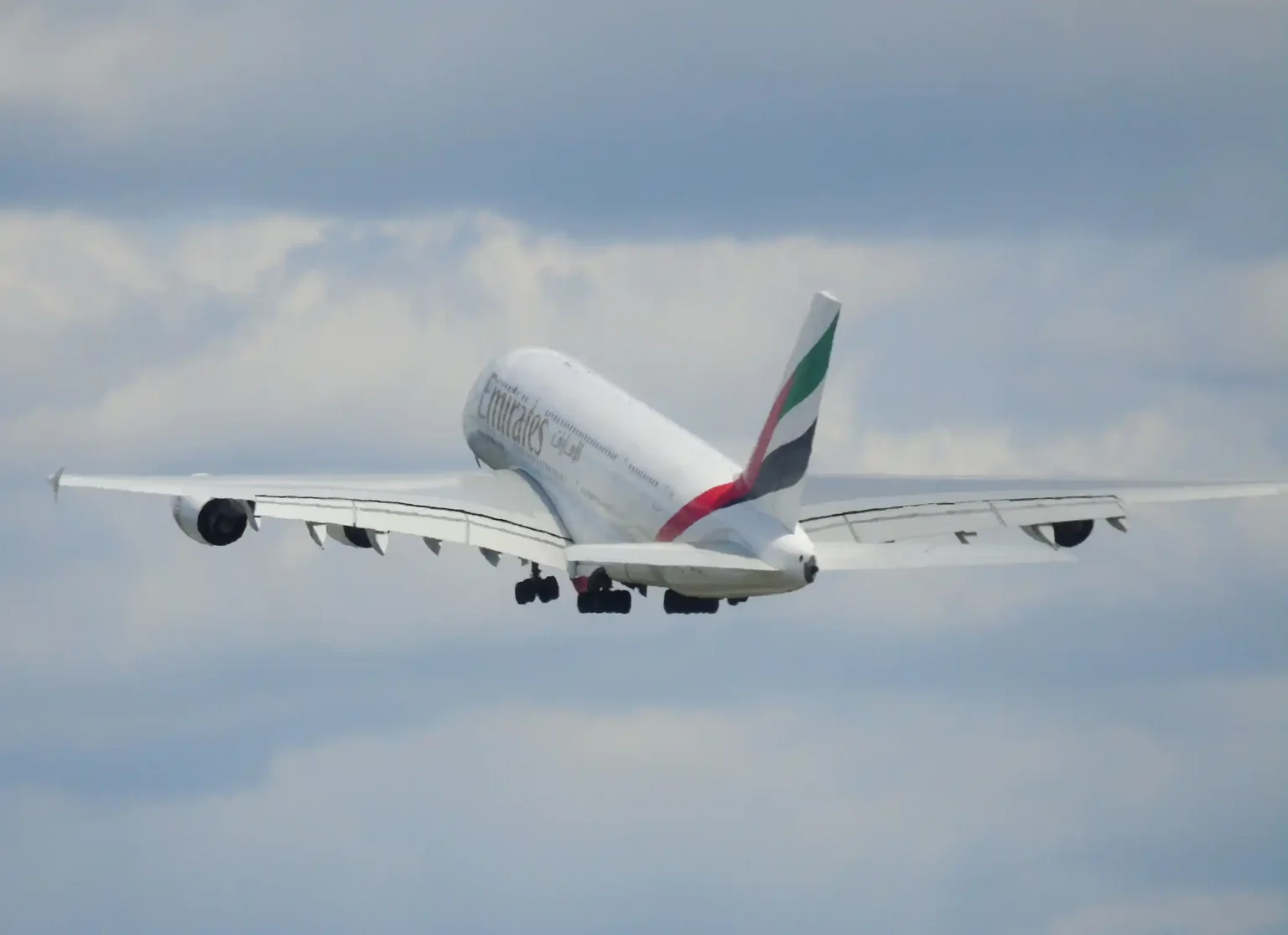 Polacy utknęli za granicą przez konflikt na Bliskim Wschodzie. Co z pracą i pensją tych, którzy nie mogą wrócić z urlopu?