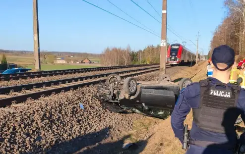 Wypadek na przejeździe kolejowym. Samochód osobowy zderzył się z pociągiem