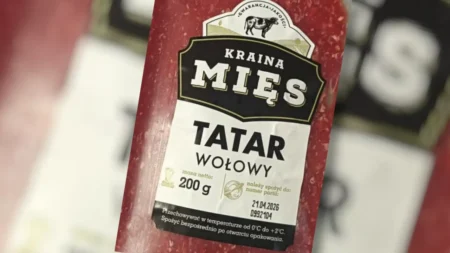 Pilne wycofanie tataru wołowego z sieci Biedronka. GIS ostrzega konsumentów