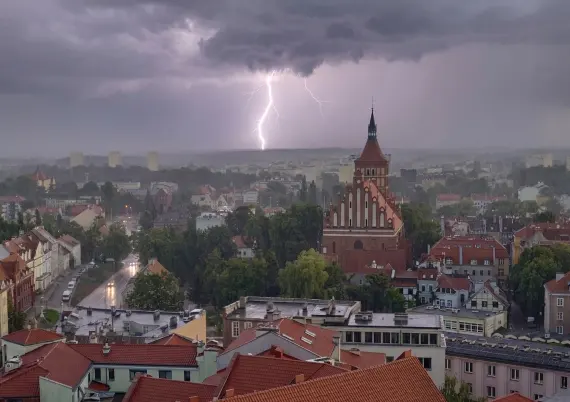 IMGW ostrzega: Możliwe burze z silnym wiatrem. Wydano alert pierwszego stopnia
