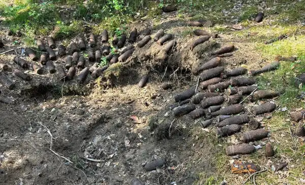 Arsenał w głębi lasu pod Wielbarkiem. Na miejsce natychmiast wezwano saperów