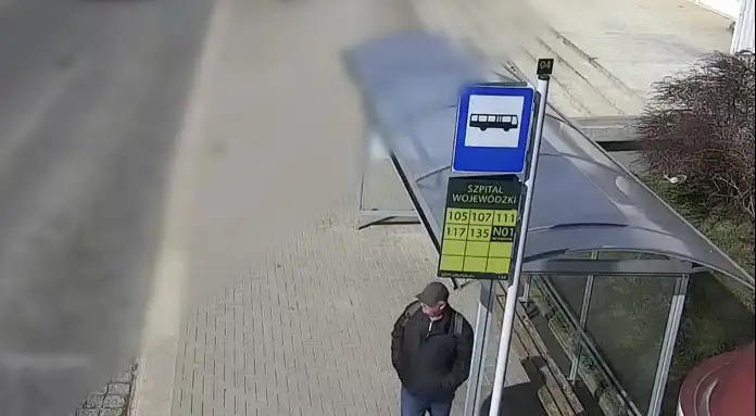 Znalazł telefon na ławce i… schował go do kieszeni. Szuka go policja [WIDEO]