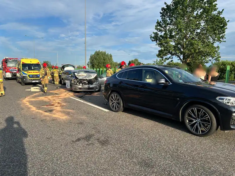 Kolizja trzech aut na trasie S7 koło Elbląga. Droga w kierunku Gdańska jest częściowo zablokowana