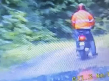 Zobaczył radiowóz i nagle zmienił plany. Kuriozalna ucieczka motorowerzysty! [WIDEO]