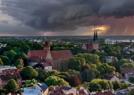 Nadchodzi fala upałów i burze. IMGW wydało ostrzeżenia dla powiatu olsztyńskiego
