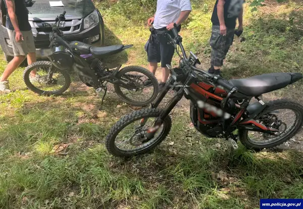 Słone mandaty dla rodziców i sprawa w sądzie. Rajd 14-latków na motorowerach przerwali policjanci
