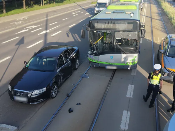 5000 zł mandatu za jeden manewr! Fatalne zderzenie Audi z autobusem na buspasie