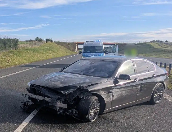 Groźne zdarzenie na S5. Kierowca BMW uderzył w bariery